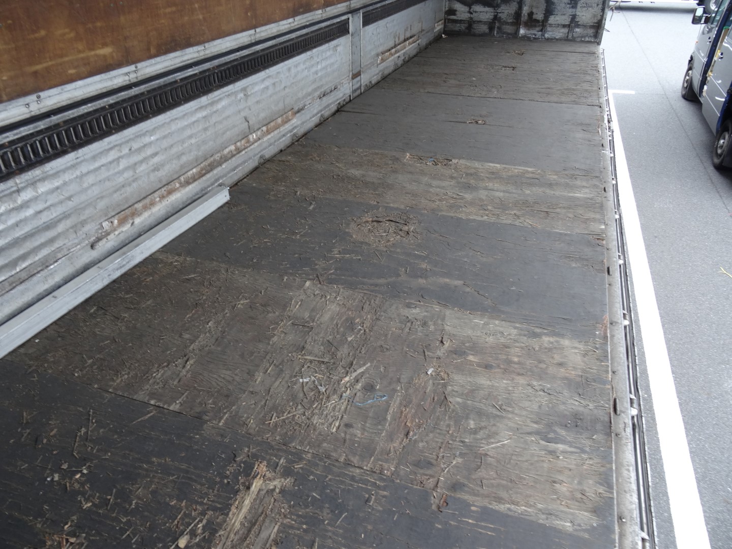 出張　10トントラック　荷台架装　張替